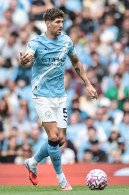 Manchester City 'den John Stones Premier League maçında topla birlikte Manchester City' ye karşı Tottenham Hotspur, Etihad Stadyumu, Manchester, Birleşik Krallık, 23 Ağustos 2025