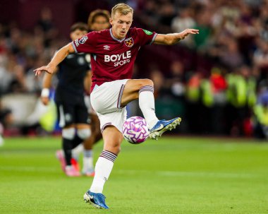 West Ham United takımından James Ward-Prowse 22 Ağustos 2025 'te Londra' daki Londra Stadyumu 'nda oynanan Premier League maçında topu kontrol ediyor.