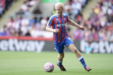 Crystal Palace 'dan Will Hughes Premier Lig maçı sırasında top üzerinde. Crystal Palace, Nottingham Forest' a karşı. Selhurst Park, Londra, İngiltere, 24 Ağustos 2025
