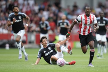 Brentford 'dan Dango Ouattara, Premier League maçında kaleye koşuyor Brentford, Aston Villa' ya karşı The Gtech Community Stadyumu, Londra, 23 Ağustos 2025