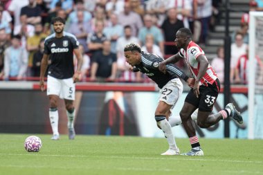 Aston Villa 'dan Morgan Rogers, Brentford Premier Ligi karşılaşmasında Michael Kayode' yi geride tutuyor Brentford - Aston Villa maçı, Gtech Community Stadyumu, Londra, 23 Ağustos 2025