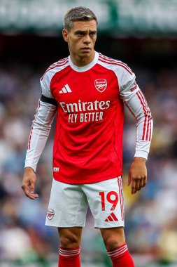 Arsenal 'den Leandro Trossard, 23 Ağustos 2025' te İngiltere 'nin Emirates Stadyumu' nda oynanan Premier League maçında Leeds United 'a karşı Arsenal maçını izliyor.