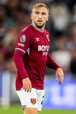 West Ham United takımından Jarrod Bowen 22 Ağustos 2025 'te Londra' daki Londra Stadyumu 'nda oynanan Premier League maçında maçı izliyor.