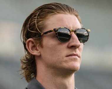 Newcastle Untie 'den Anthony Gordon, Premier League maçı sırasında güneş gözlüğü takarak St.James' s Park, Newcastle, Birleşik Krallık 'ta Newcastle United' a karşı Liverpool maçına geldi.