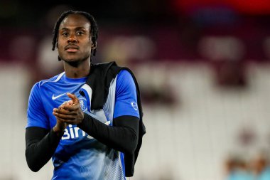 Chelsea 'den Trevoh Chalobah, Premier League maçının ardından 22 Ağustos 2025' te Londra 'daki Londra Stadyumu' nda West Ham United 'ın Chelsea' ye karşı kazandığı galibiyet sonrasında taraftarlarını kabul ediyor.