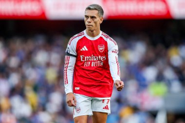 Arsenal 'den Leandro Trossard, 23 Ağustos 2025' te İngiltere 'nin Emirates Stadyumu' nda oynanan Premier League maçında Leeds United 'a karşı Arsenal maçını izliyor.