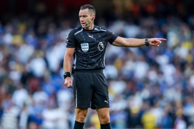 Hakem Jarred Gillett, 23 Ağustos 2025 'te Birleşik Krallık' taki Emirates Stadyumu 'nda oynanan Premier League maçında talimat verdi.