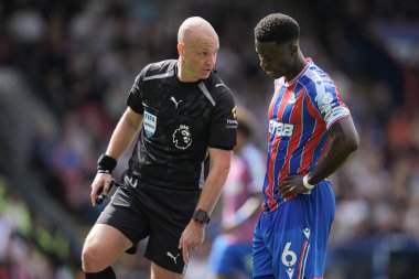 Kristal Saray 'dan Marc Guhi ve Premier Lig maçı sırasında Anthony Taylor Selhurst Park, Londra, Birleşik Krallık' ta Crystal Palace - Nottingham Forest maçında.