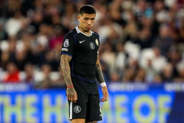 Chelsea 'den Enzo Fernandez, 22 Ağustos 2025' te Londra 'daki Londra Stadyumu' nda oynanan Premier Lig karşılaşmasında West Ham United 'a karşı Chelsea maçını izliyor.