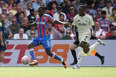 Kristal Saray 'dan Tyrick Mitchell Premier Lig maçı sırasında Nottingham Ormanı' ndan Callum Hudson-Odoi 'nin baskısı altında Nottingham Ormanı' na karşı Selhurst Park, Londra 'da oynanan Crystal Palace maçı sırasında, 24 Ağustos 2025