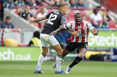 Aston Villa 'dan Lucas Digne, Brentford' lu Dango Ouattara 'yı Premier League maçında Brentford, Aston Villa' ya karşı Gtech Community Stadyumu 'nda tutuyor.