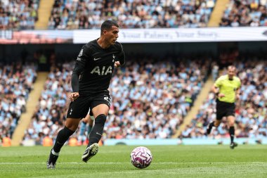 Tottenham Hotspur 'dan Pedro Porro Premier League maçında topla Manchester City, Etihad Stadyumu' nda Tottenham Hotspur 'a karşı, 23 Ağustos 2025