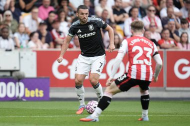 Aston Villa takımından JohnMcGinn Premier Lig maçında Brentford Aston Villa 'ya karşı Gtech Community Stadyumu, Londra, 23 Ağustos 2025