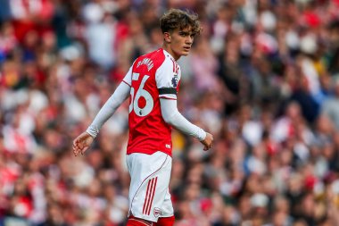 Arsenal 'den Max Robert Dowman, İngiltere' nin başkenti Londra 'daki Emirates Stadyumu' nda oynanan Premier League maçında ilk maçına çıktı.