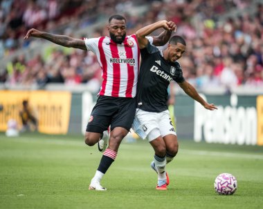 Aston Villa 'dan Youri Tielemans ve Brentford' dan Igor Thiago Premier Lig karşılaşmasında Brentford, Aston Villa 'ya karşı Gtech Community Stadyumu, Londra, Birleşik Krallık, 23 Ağustos 2025