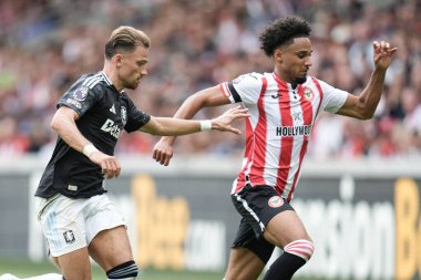 Brentford 'dan Kevin Schade ve Aston Villa' dan Matty Cash Premier League maçı sırasında Brentford, Aston Villa 'ya karşı Gtech Community Stadyumu, Londra, 23 Ağustos 2025