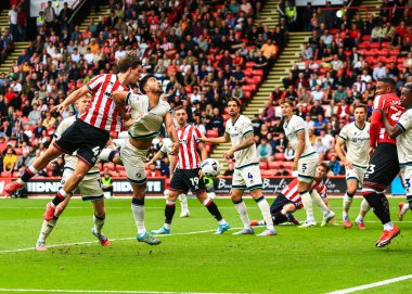 Sheffield United 'dan Sydie Peck ve Millwall' dan Massimo Luongo, 23 Ağustos 2025 'te Bramall Lane, Sheffield, İngiltere' de oynanan Gökyüzü İddia Şampiyonası maçında top için mücadele ettiler.
