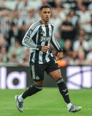 Newcastle United 'dan Jacob Ramsey Premier League maçı sırasında Newcastle United, Liverpool' a karşı St. James 's Park, Newcastle, İngiltere, 25 Ağustos 2025