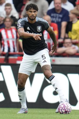 Aston Villa takımından Tyrone Mings Premier League maçında Brentford, Aston Villa 'ya karşı Gtech Community Stadyumu, Londra, 23 Ağustos 2025