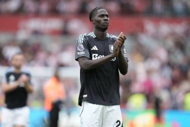 Aston Villa takımından Amadou Onana Premier Lig maçında Brentford, Aston Villa 'ya karşı Gtech Community Stadyumu, Londra, 23 Ağustos 2025