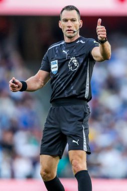 Hakem Jarred Gillett, 23 Ağustos 2025 'te Birleşik Krallık' taki Emirates Stadyumu 'nda oynanan Premier League karşılaşmasında tepki gösterdi.