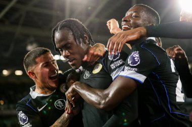 Chelsea 'li Trevoh Chalobah, Premier League maçında West Ham United' ın Chelsea 'ye karşı 22 Ağustos 2025' te Londra 'daki Londra Stadyumu' nda oynadığı maçta takım arkadaşlarıyla yaptığı maçı 1-5 kazanarak kutluyor.