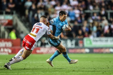 Hull FC 'den Tom Briscoe, Betfred Süper Lig 23. Maç sırasında St. Helens vs Hull FC' ye karşı St Helens Stadyumu, St Helens, Birleşik Krallık, 22 Ağustos 2025 'te oynanan Betfred Süper Ligi karşılaşmasında Curtis Sironen' in baskısıyla topu bırakıyor.