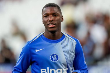 Chelsea 'den Moises Caicedo, 22 Ağustos 2025' te Londra 'daki Londra Stadyumu' nda oynanan Premier League karşılaşması öncesinde ısınmaya başladı.