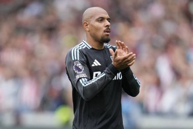 Aston Villa takımından Donyell Malen, Premier League maçında Brentford-Aston Villa maçını destekleyenleri 23 Ağustos 2025 'te Londra' daki Gtech Community Stadyumu 'nda alkışladı.