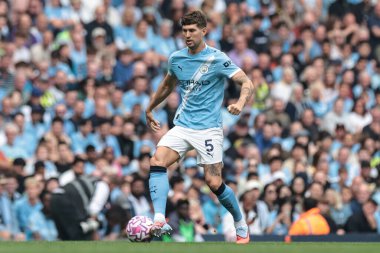 Manchester City 'den John Stones Premier League maçında topla birlikte Manchester City' ye karşı Tottenham Hotspur, Etihad Stadyumu, Manchester, Birleşik Krallık, 23 Ağustos 2025