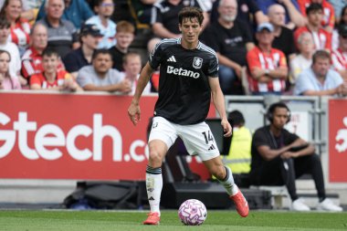 Aston Villa takımından Pau Torres Premier Lig maçında Brentford - Aston Villa maçında Gtech Community Stadyumu, Londra, 23 Ağustos 2025