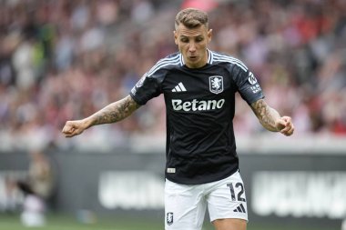 Aston Villa takımından Lucas Digne Premier Lig maçında Brentford Aston Villa 'ya karşı Gtech Community Stadyumu, Londra, 23 Ağustos 2025