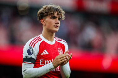 Arsenal 'den Max Robert Dowman, 23 Ağustos 2025' te İngiltere 'nin başkenti Londra' daki Emirates Stadyumu 'nda oynanan Premier League maçı sonrasında takımların kazandığı galibiyet sonrasında taraftarlarını kabul ediyor.