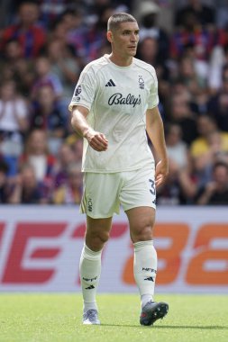 Nottingham Ormanı 'ndan Nikola Milenkovi Premier Lig maçında Kristal Saray, Nottingham Ormanı' na karşı Selhurst Park, Londra, 24 Ağustos 2025