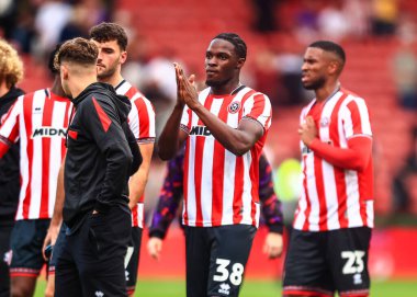 Sheffield United takımından Femi Seriki, 23 Ağustos 2025 'te Bramall Lane, Sheffield, İngiltere' de oynanan Sheffield United-Millwall maçında taraftarları alkışlıyor.