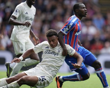 Kristal Saray 'dan Tyrick Mitchell ve Nottingham Ormanı' ndan Dan Ndoye Premier Lig maçı sırasında Nottingham Ormanı 'na karşı Selhurst Park, Londra, 24 Ağustos 2025