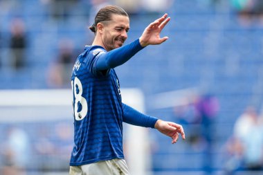 Everton 'dan Jack Grealish, 24 Ağustos 2025' te İngiltere 'nin Liverpool kentinde oynanan Premier Lig karşılaşmasında Everton, Brighton ve Hove Albion maçında kazandığı galibiyet sonrasında taraftarları kabul ediyor.