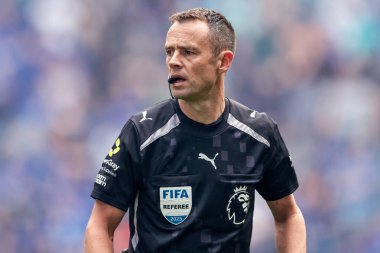 Hakem Stuart Attwell Premier Lig maçı sırasında Everton, Brighton ve Hove Albion 'a karşı Liverpool, Liverpool Stadyumu, 24 Ağustos 2025