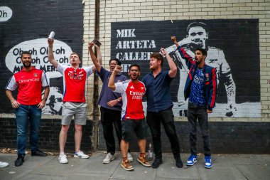 Taraftarlar, 23 Ağustos 2025 'te Birleşik Krallık' taki Emirates Stadyumu 'nda oynanan Premier League karşılaşması öncesinde Emirates Stadyumu' na geldiler.