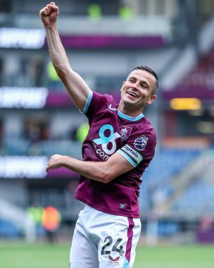 Burnley takımından Josh Cullen, Burnley 'in 23 Ağustos 2025' te Turf Moor, Burnley, İngiltere 'de oynadığı Premier League maçı sonrasında kutluyor.