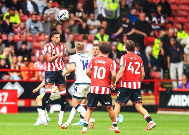 Sheffield United takımından Ben Godfrey, Sheffield Lane, Sheffield, Birleşik Krallık 'ta Sheffield United' a karşı oynadığı Gökyüzü İddia Şampiyonası maçında Baal 'ı yendi.