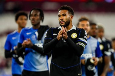 Chelsea 'li Reece James, 22 Ağustos 2025' te Londra 'daki Londra Stadyumu' nda oynanan Premier League maçında West Ham United 'ın Chelsea' ye karşı kazandığı galibiyet sonrasında taraftarlarını kabul ediyor.