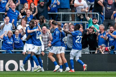 Everton 'dan James Garner, Premier Lig maçında Everton, Brighton ve Hove Albion' a karşı 24 Ağustos 2025 'te Liverpool' daki Liverpool Hill Dickinson Stadyumu 'nda oynanan karşılaşmada takım arkadaşları ile golünü kutluyor.