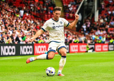 Millwall 'dan Ryan Leonard, 23 Ağustos 2025' te Bramall Lane, Sheffield, İngiltere 'de Sheffield United ile Millwall arasındaki Sky Bet Şampiyonası maçında topu geçiyor.