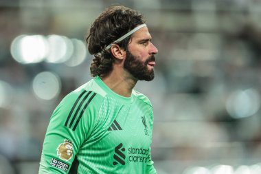 Liverpool 'dan Alisson Becker Premier Lig maçı sırasında Newcastle United, Liverpool' a karşı St. James 's Park, Newcastle, İngiltere, 25 Ağustos 2025