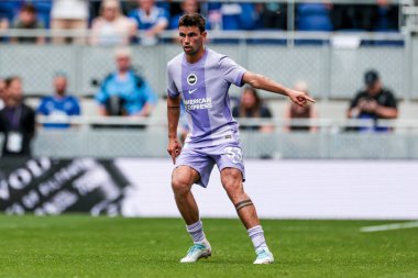 Brighton & Hove Albion 'dan Matt ORiley, 24 Ağustos 2025' te İngiltere 'nin Liverpool kentinde oynanan Premier Lig karşılaşmasında takıma talimat verir.