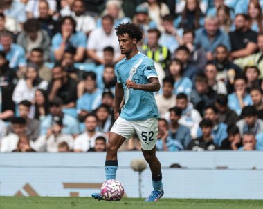 Manchester City 'nin 23 Ağustos 2025' te Etihad Stadyumu 'nda Manchester City ile Tottenham Hotspur arasında oynanan Premier League maçında topla birlikte Oscar Bobb.