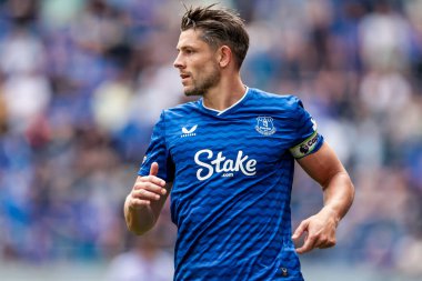 Everton 'dan James Tarkowski Premier Lig maçında Everton, Brighton ve Hove Albion' a karşı Liverpool, Liverpool Stadyumu, 24 Ağustos 2025