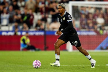 Chelsea 'den Wesley Fofana Premier Lig maçında topla koşuyor. West Ham United, Chelsea' ye karşı Londra Stadyumu, 22 Ağustos 2025