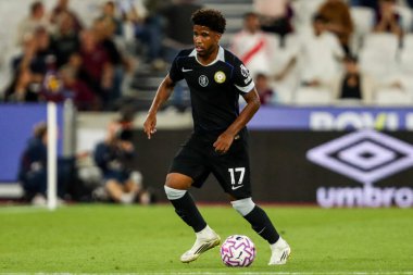 Chelsea 'den Andrey Santos Premier Lig maçında topla koşuyor. West Ham United, Chelsea' ye karşı Londra Stadyumu, 22 Ağustos 2025